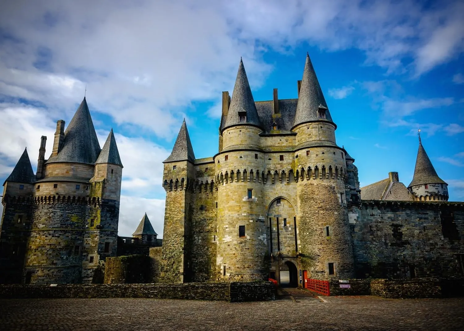 BELECO 10x6.5ft Fabric France Medieval Castle of Vitre City Backdrop Ancient Gothic Castles Towers Entrance Gatehouse Brick Wall Background Medieval Castle Party Decorations Portrait Shoot Photo Prop
